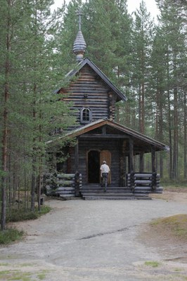 дмитирев_входит в часовню.jpg