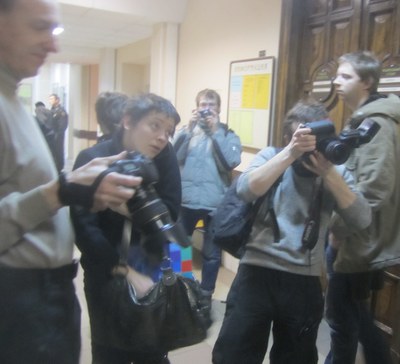В кулуарах Дзержинского суда В кулуарах Дзержинского суда