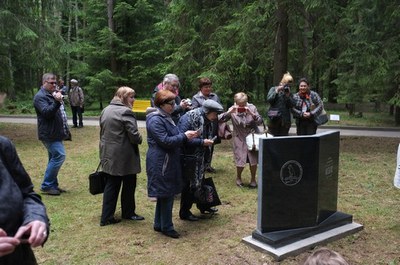 Памятник репрессированным сотрудникам ИЭМ